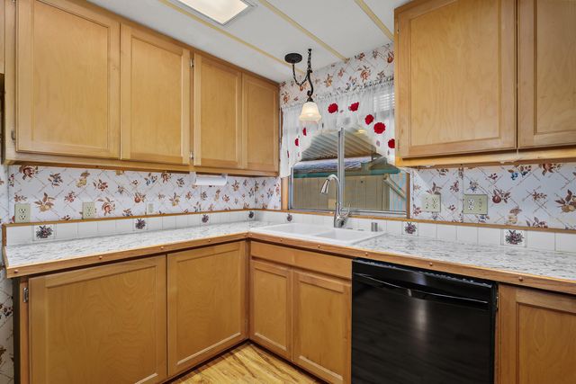 1077 Lee Roze Lane, Grants Pass, OR 97527