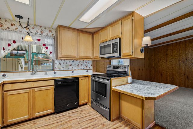 1077 Lee Roze Lane, Grants Pass, OR 97527