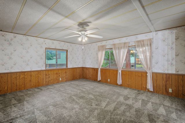 1077 Lee Roze Lane, Grants Pass, OR 97527