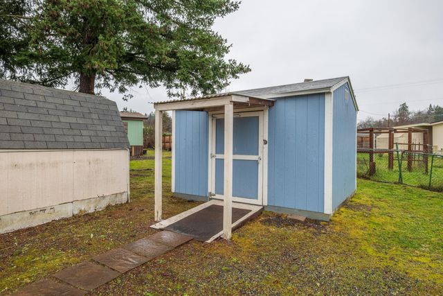 1077 Lee Roze Lane, Grants Pass, OR 97527