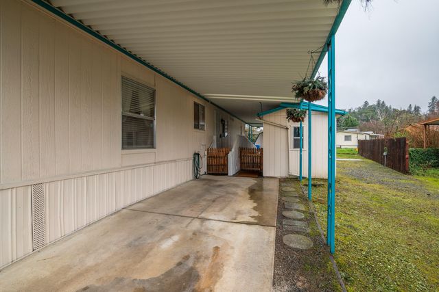 1077 Lee Roze Lane, Grants Pass, OR 97527