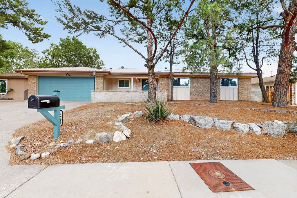 Image 3 of property listing at 4900 Northridge Place NE, Albuquerque, NM 87111