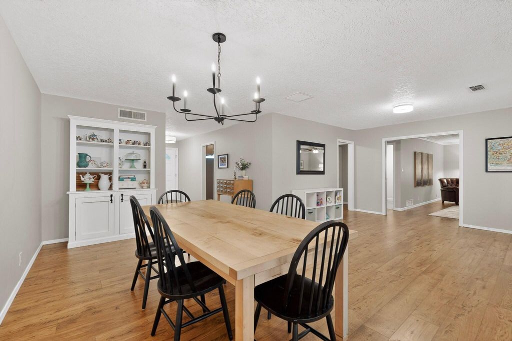 Image 6 of property listing at 4900 Northridge Place NE, Albuquerque, NM 87111