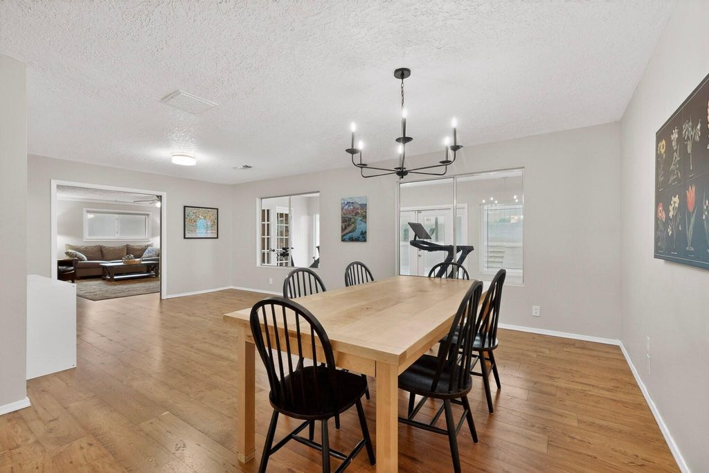 Image 9 of property listing at 4900 Northridge Place NE, Albuquerque, NM 87111