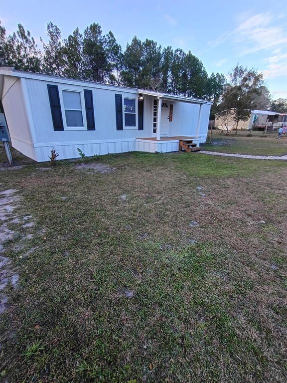 Image 4 of property listing at 140 COOLWATER, Satsuma, FL 32189