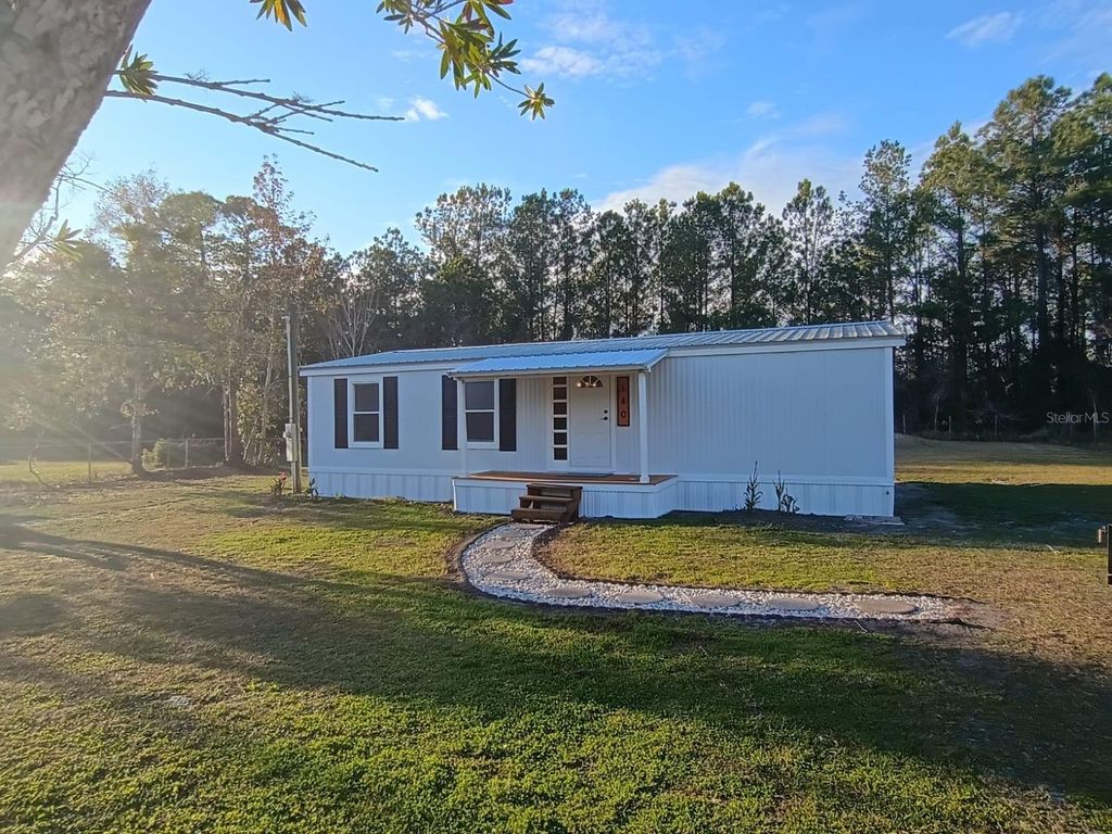 Image 5 of property listing at 140 COOLWATER, Satsuma, FL 32189