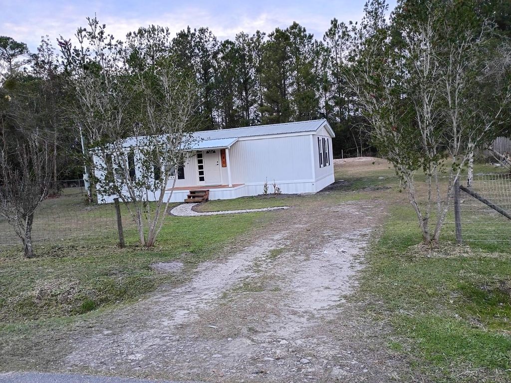 Image 7 of property listing at 140 COOLWATER, Satsuma, FL 32189
