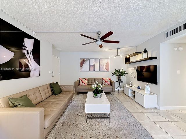9350 Fontainebleau Boulevard 101, Miami, FL 33172