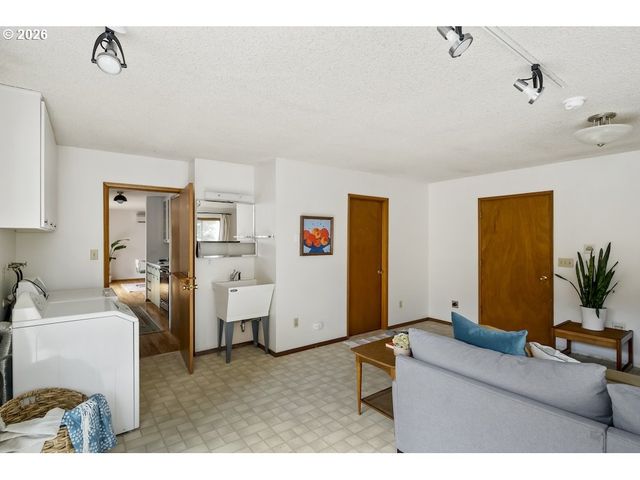 6420 CALDWELL Rd, Gladstone, OR 97027