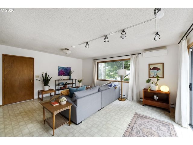 6420 CALDWELL Rd, Gladstone, OR 97027