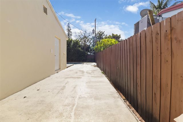 500 NE 61st Ct, Fort Lauderdale, FL 33334