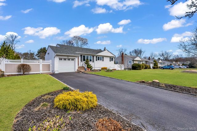 7 Gedney Avenue, Smithtown, NY 11787