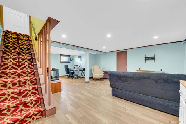 7 Gedney Avenue, Smithtown, NY 11787