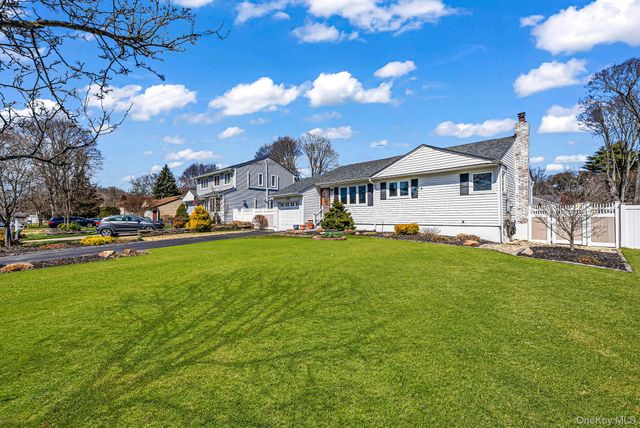 7 Gedney Avenue, Smithtown, NY 11787