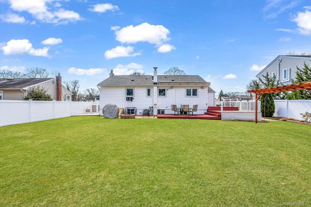 7 Gedney Avenue, Smithtown, NY 11787