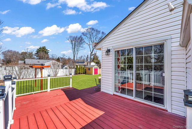 7 Gedney Avenue, Smithtown, NY 11787