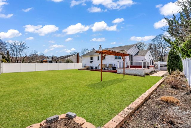 7 Gedney Avenue, Smithtown, NY 11787