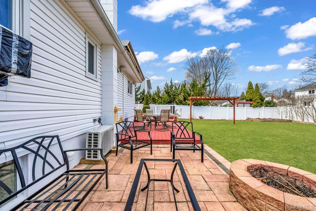 7 Gedney Avenue, Smithtown, NY 11787