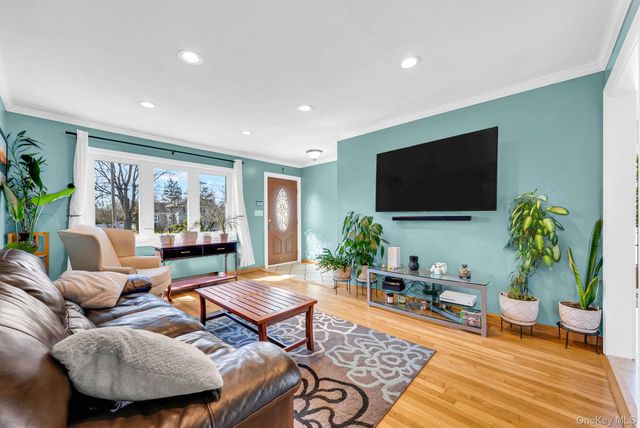 7 Gedney Avenue, Smithtown, NY 11787