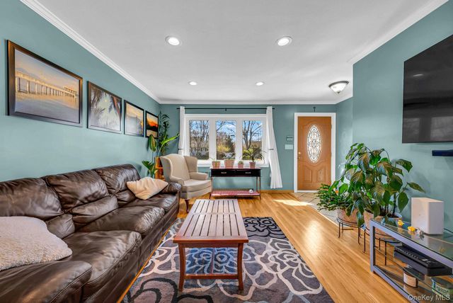 7 Gedney Avenue, Smithtown, NY 11787