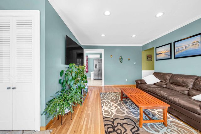 7 Gedney Avenue, Smithtown, NY 11787