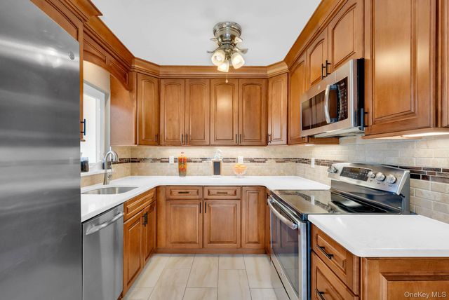 7 Gedney Avenue, Smithtown, NY 11787