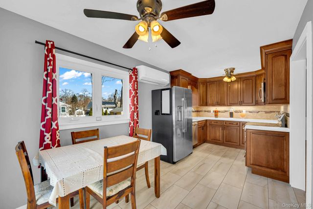 7 Gedney Avenue, Smithtown, NY 11787