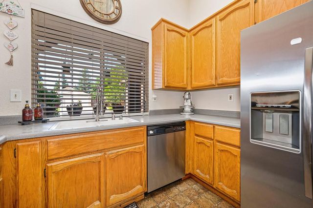 1613 Blanchard Dr, Roseville, CA 95747