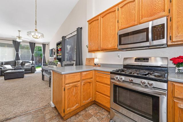 1613 Blanchard Dr, Roseville, CA 95747