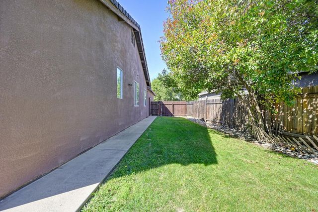 1613 Blanchard Dr, Roseville, CA 95747