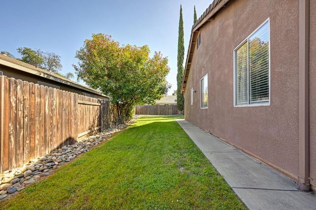 1613 Blanchard Dr, Roseville, CA 95747