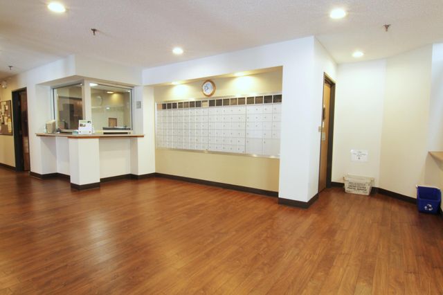 500 County Road B W 335, Roseville, MN 55113