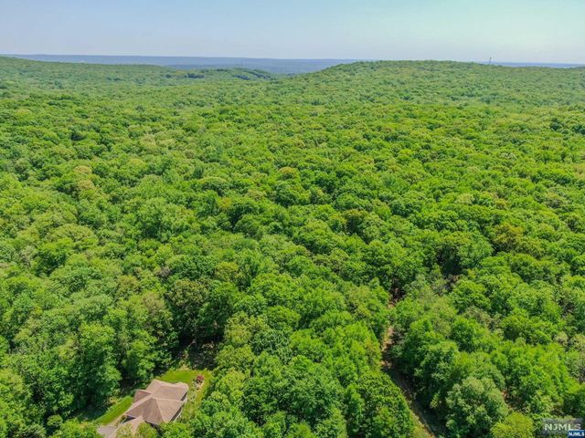 9 Vista Court, Kinnelon Borough, NJ 07405