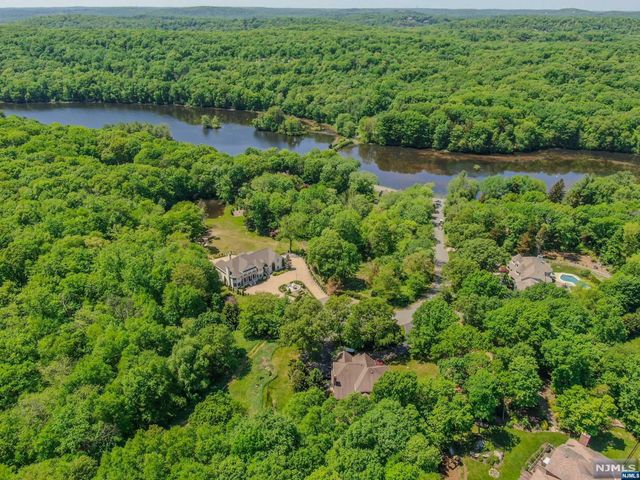 9 Vista Court, Kinnelon Borough, NJ 07405