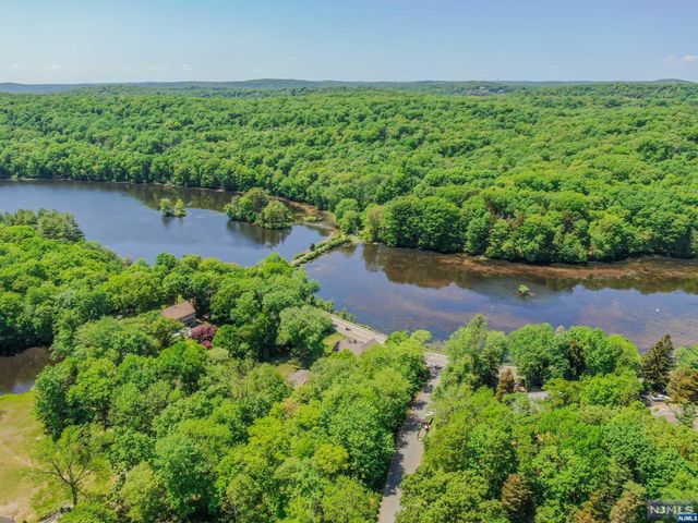 9 Vista Court, Kinnelon Borough, NJ 07405