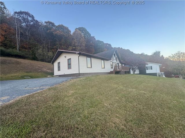 90 Dogwood Lane, Madison, WV 25130