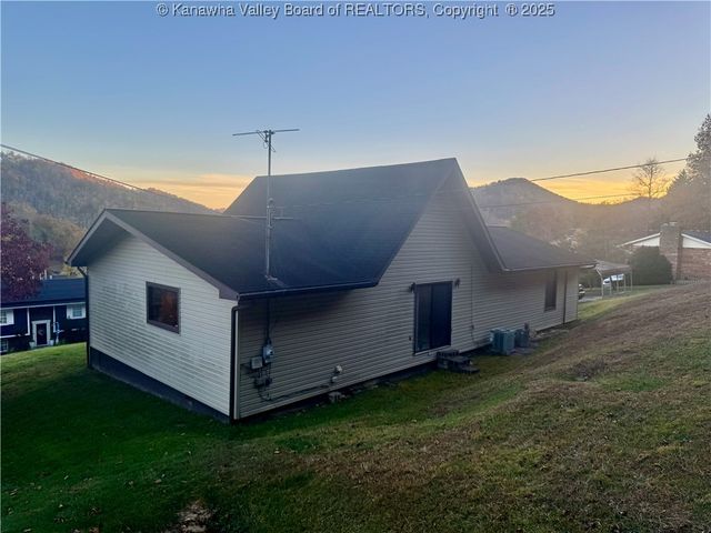 90 Dogwood Lane, Madison, WV 25130
