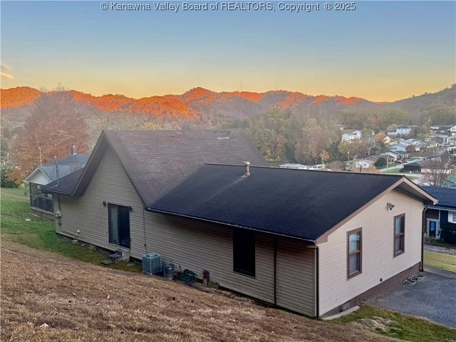 90 Dogwood Lane, Madison, WV 25130