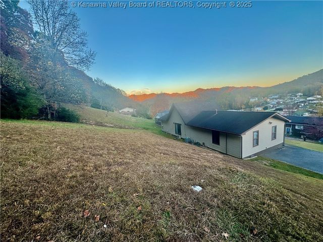 90 Dogwood Lane, Madison, WV 25130