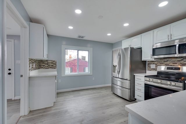 101 Laurie Ln, Lowell, MA 01854