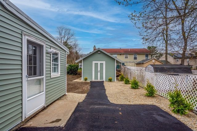 101 Laurie Ln, Lowell, MA 01854