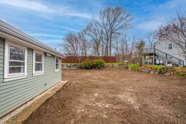 101 Laurie Ln, Lowell, MA 01854