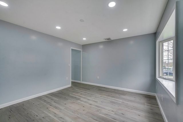 101 Laurie Ln, Lowell, MA 01854