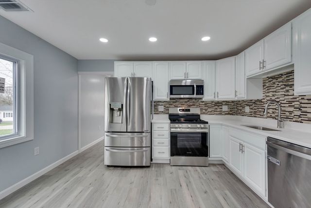 101 Laurie Ln, Lowell, MA 01854