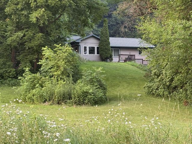 E590 Mundsack ROAD, Genoa, WI 54632