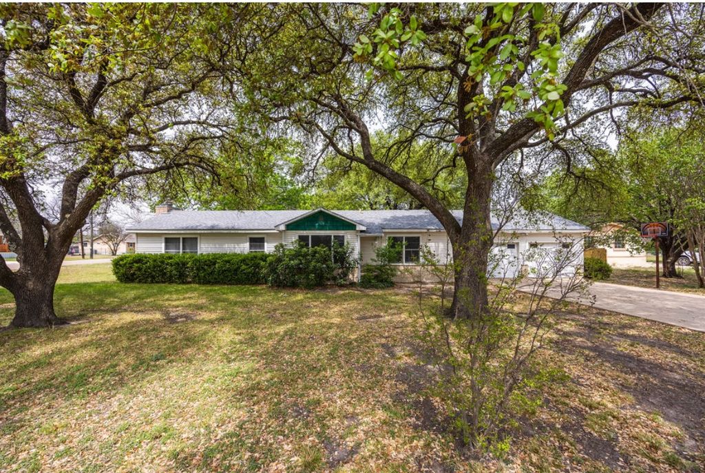 211 W Long Street, Elm Mott, TX 76640