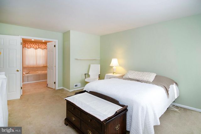 18 ABERDEEN DR, Sicklerville, NJ 08081