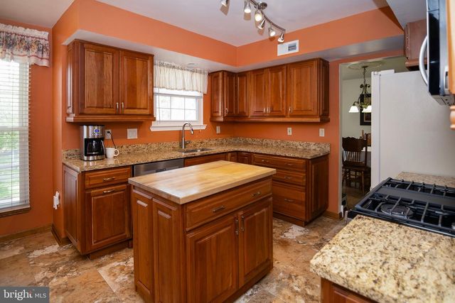 18 ABERDEEN DR, Sicklerville, NJ 08081