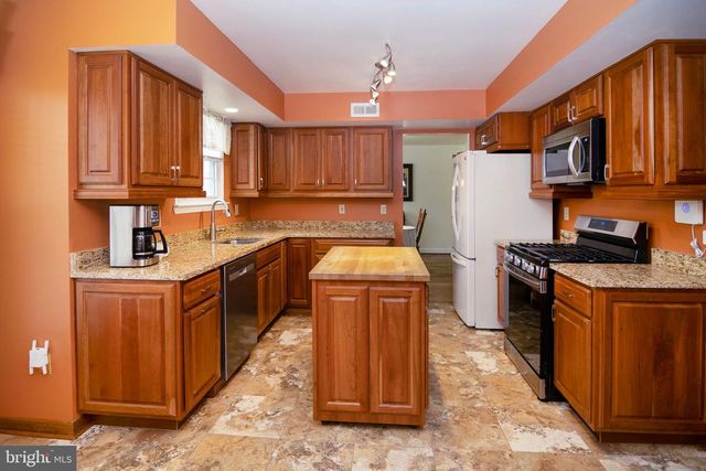 18 ABERDEEN DR, Sicklerville, NJ 08081