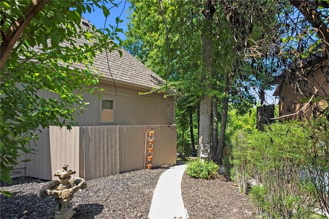 6001 N Cosby Avenue, Kansas City, MO 64151